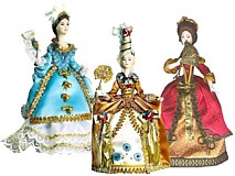 куклы на подставке в старинных светских костюмах